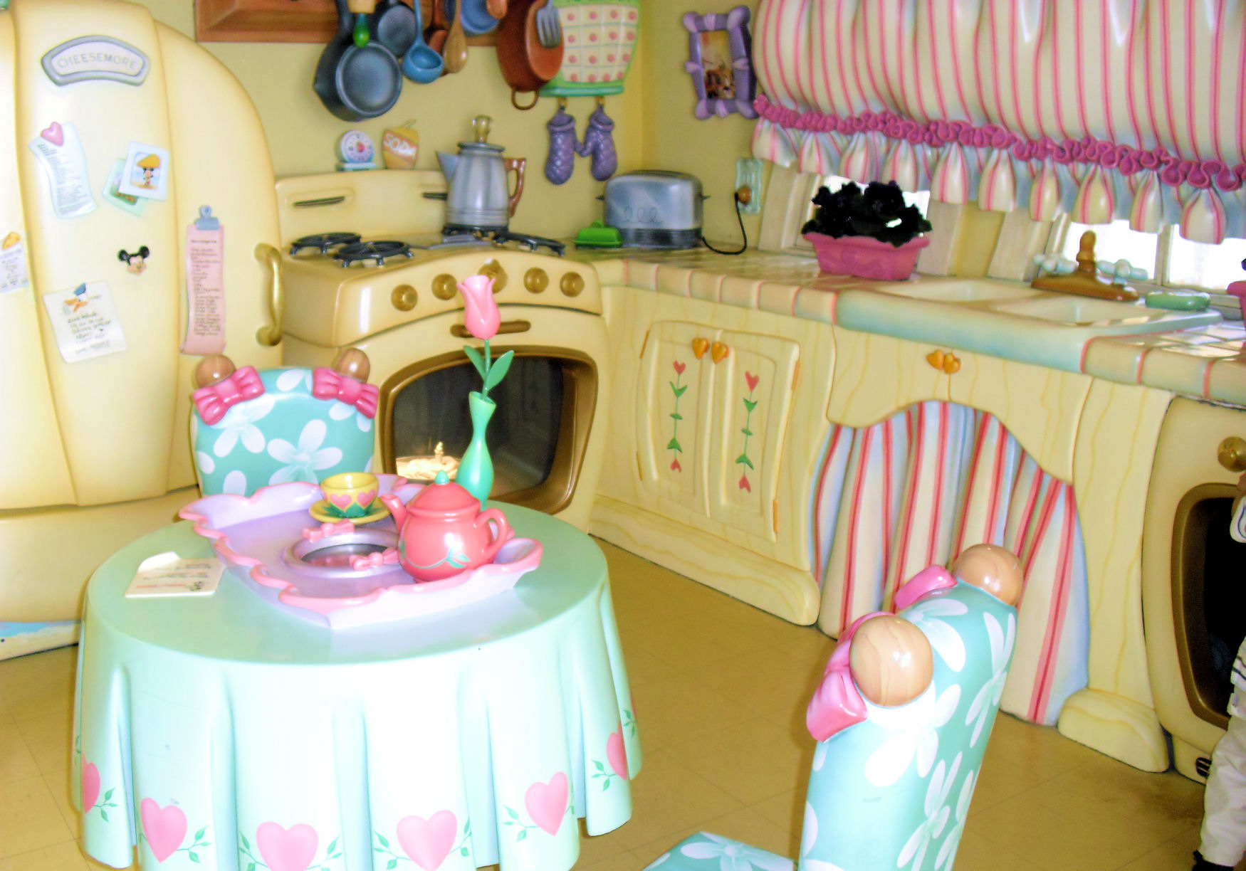 Disneyland--Toontown--Minnie house