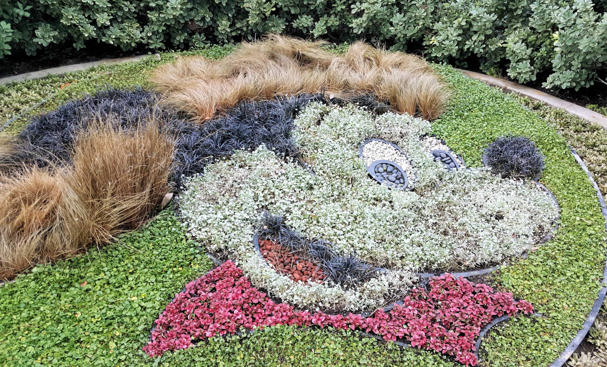 Disneyland Hotel Mickey garden