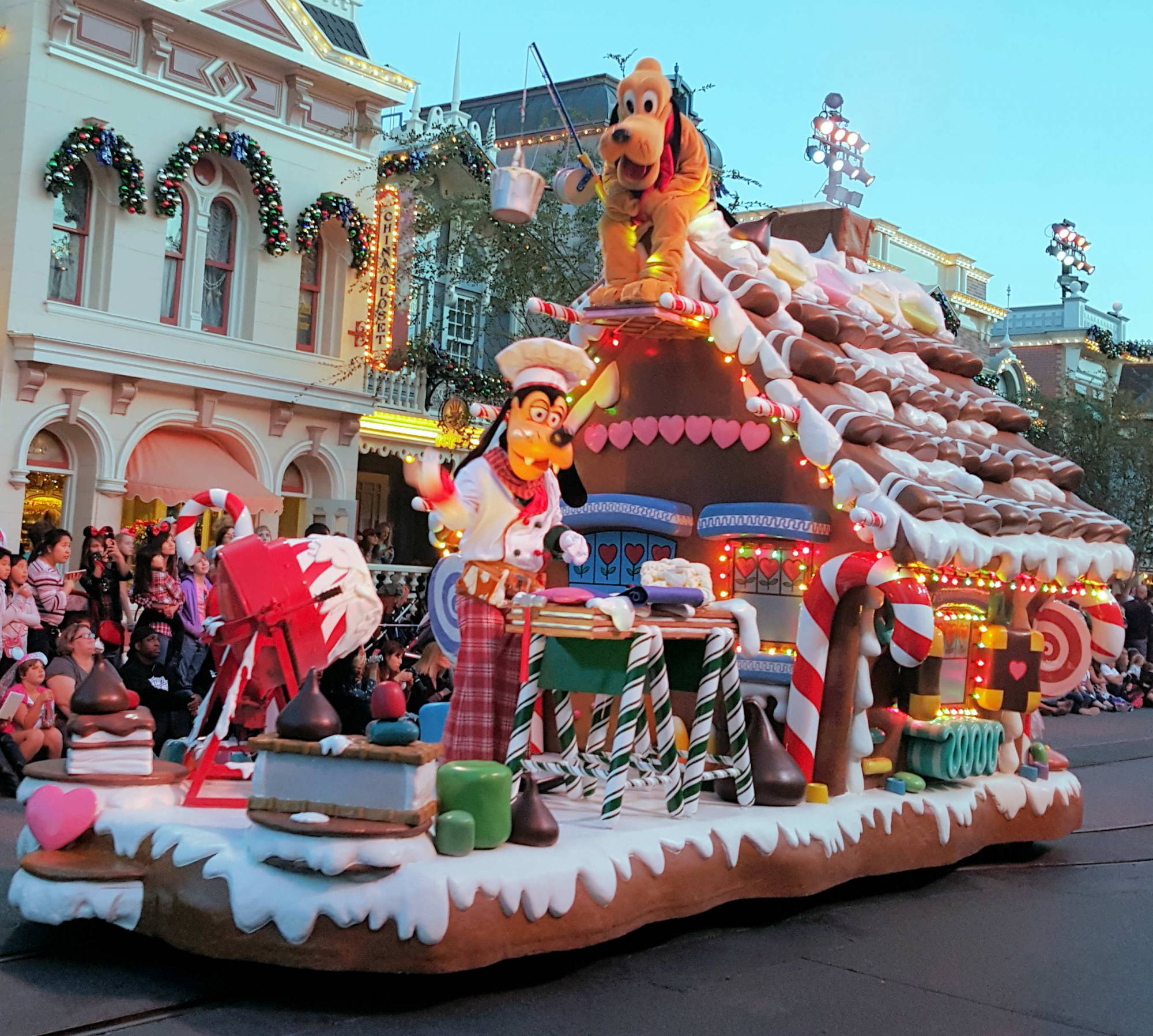 Disneyland Main Street USA Christmas Parade 2015 Goofy and Pluto float