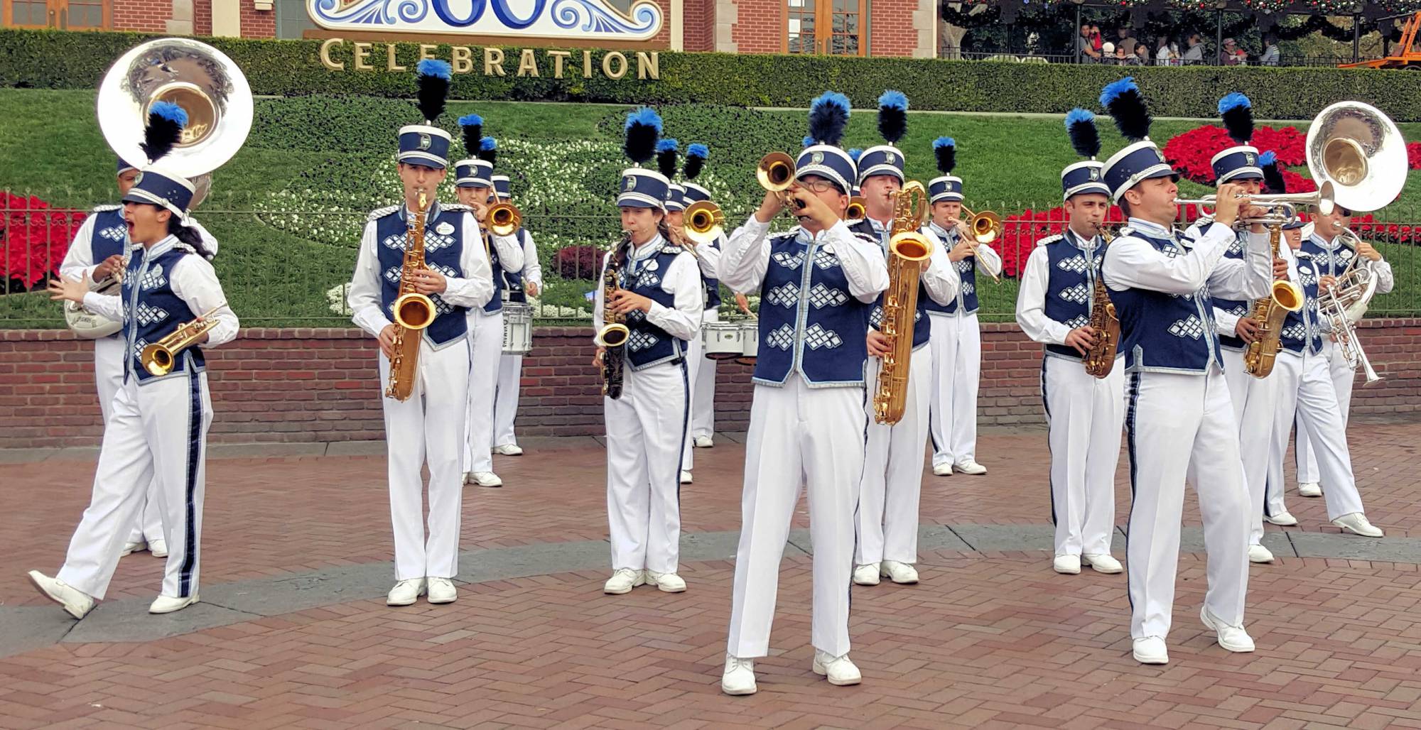 Disneyland main entrance Disneyland Band 1