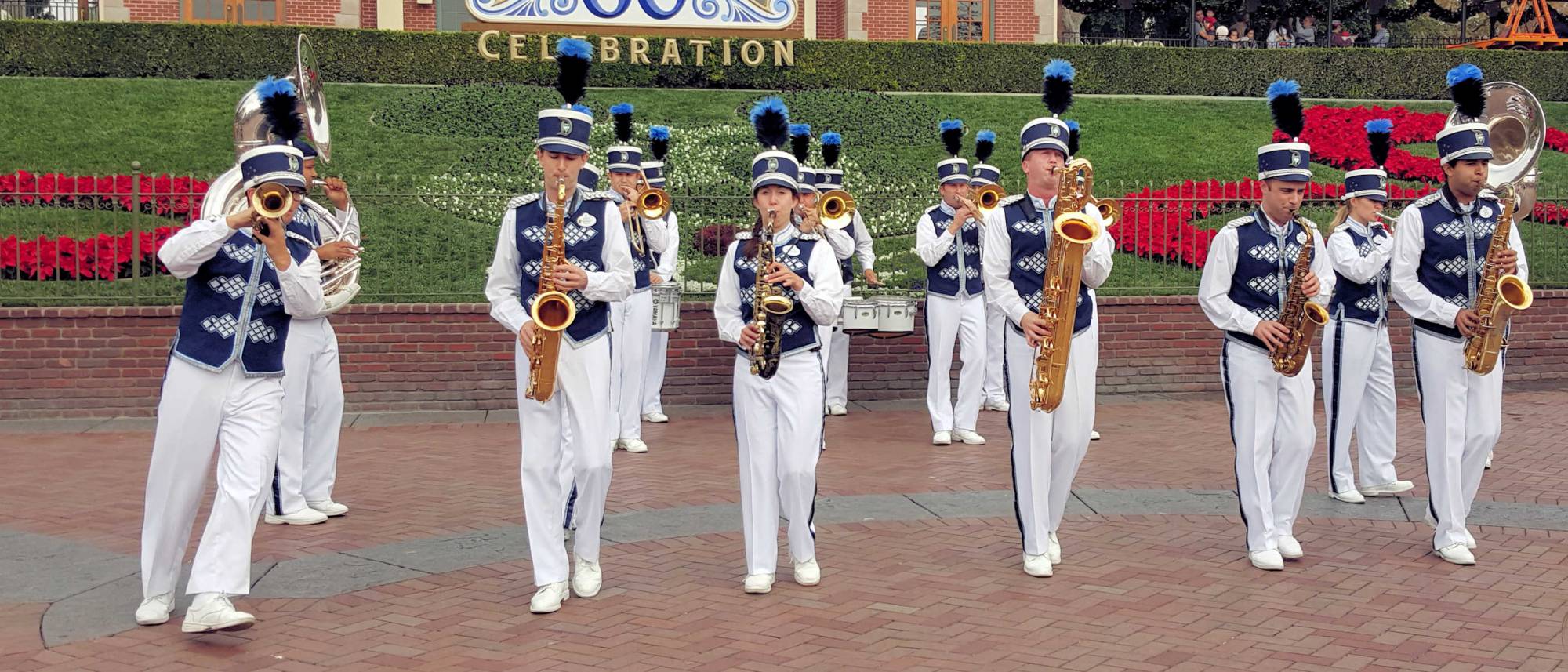 Disneyland main entrance Disneyland Band 2