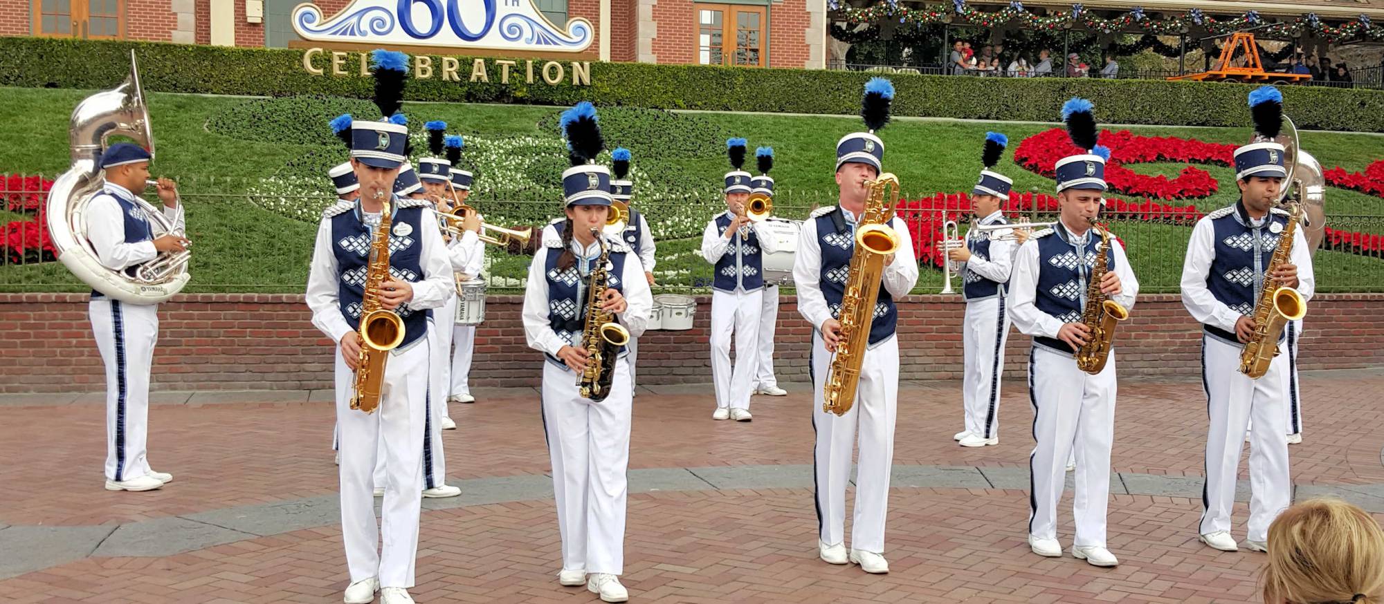 Disneyland main entrance Disneyland Band 3