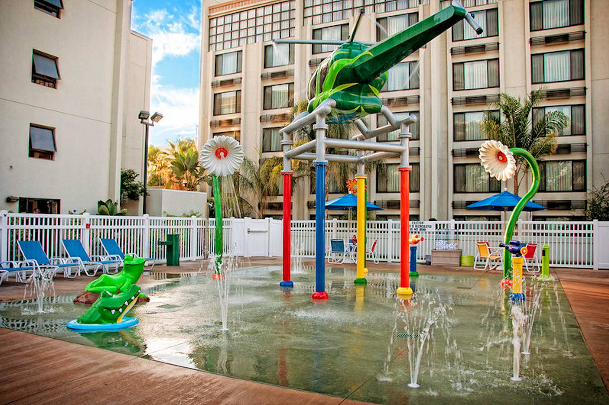 Disneyland Holiday Inn Hotel &amp; Suites 2