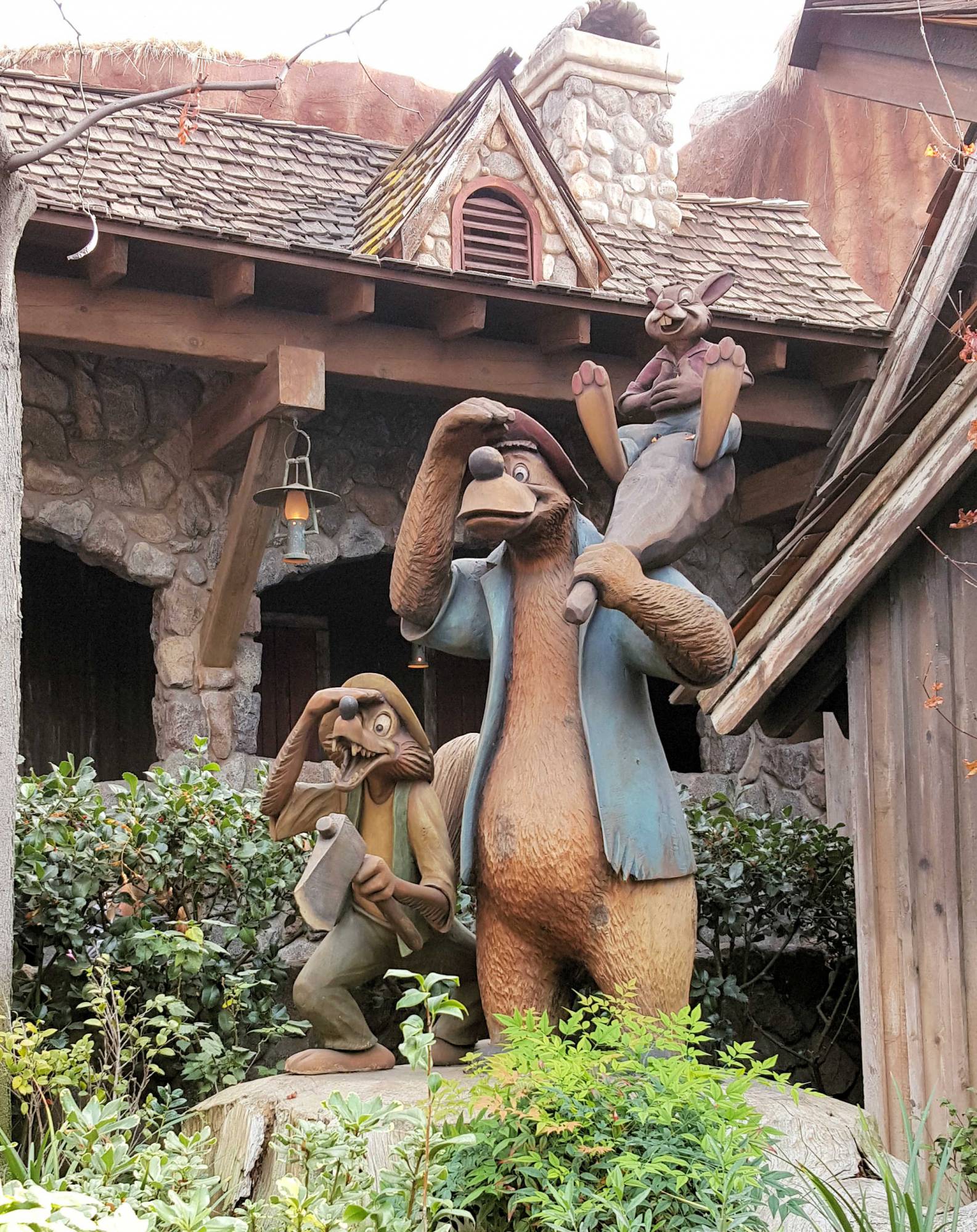 Disneyland brer statue outside Splash Mountain