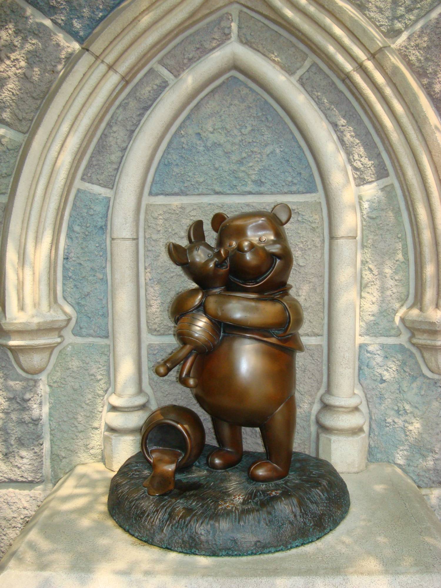 Hong Kong Disneyland - Winnie the Pooh statue