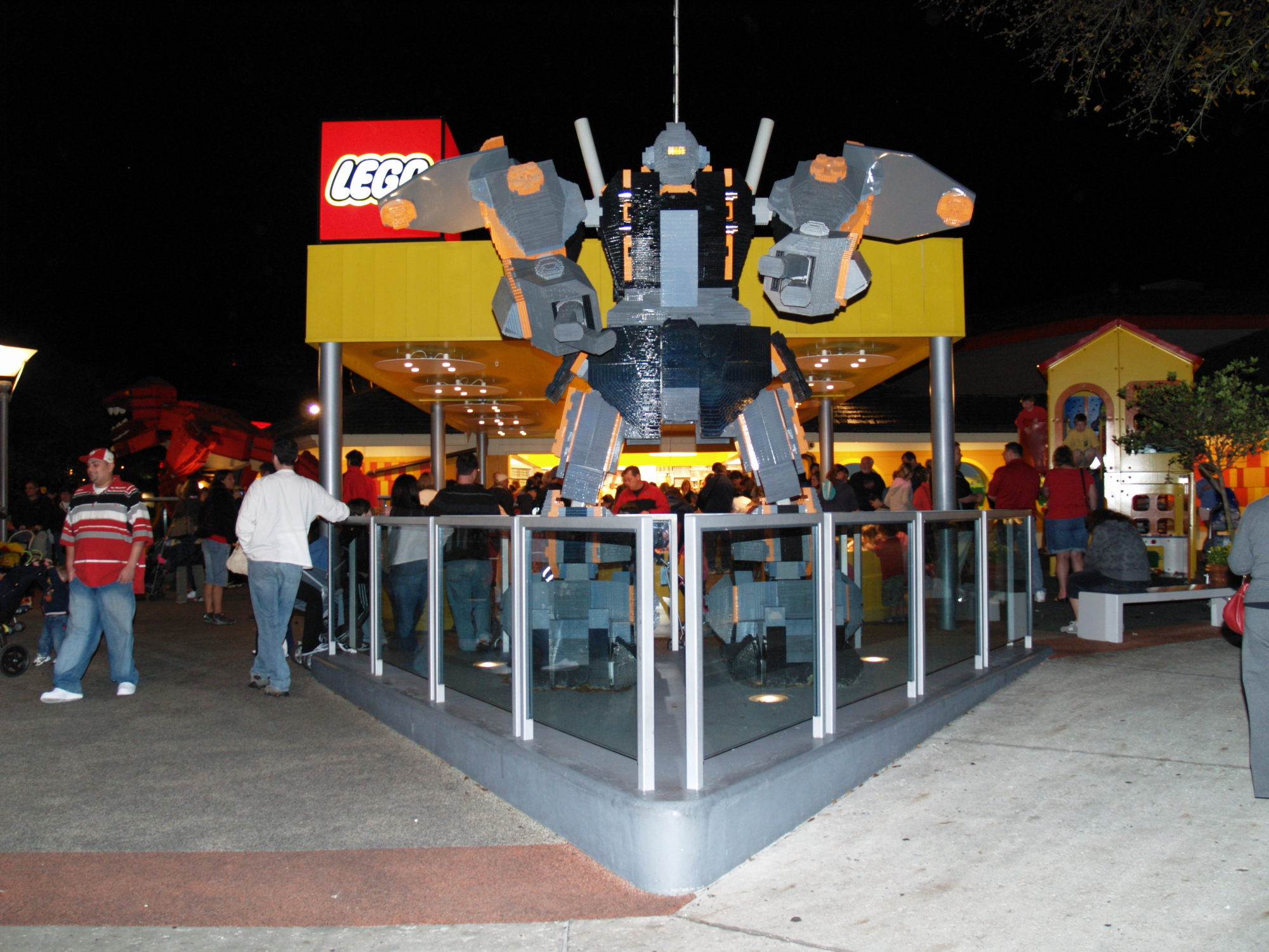 Downtown Disney - Lego Imagination Center - Robot