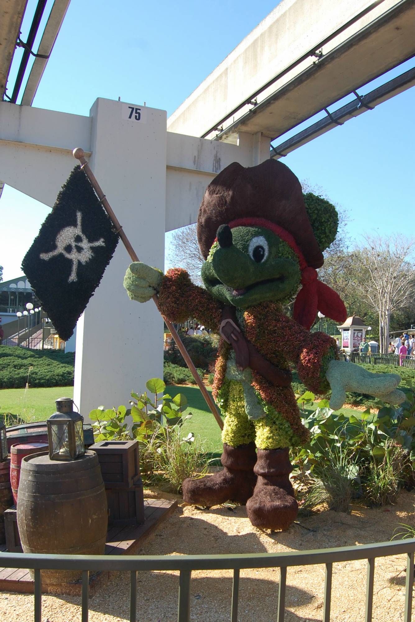 MK: Pirate and Princess Party: Mickey Topiary at Entrance