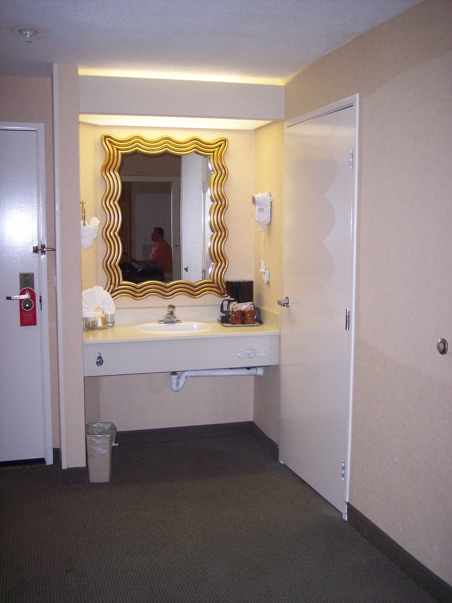Portofino Inn and Suites : Suite: Vanity
