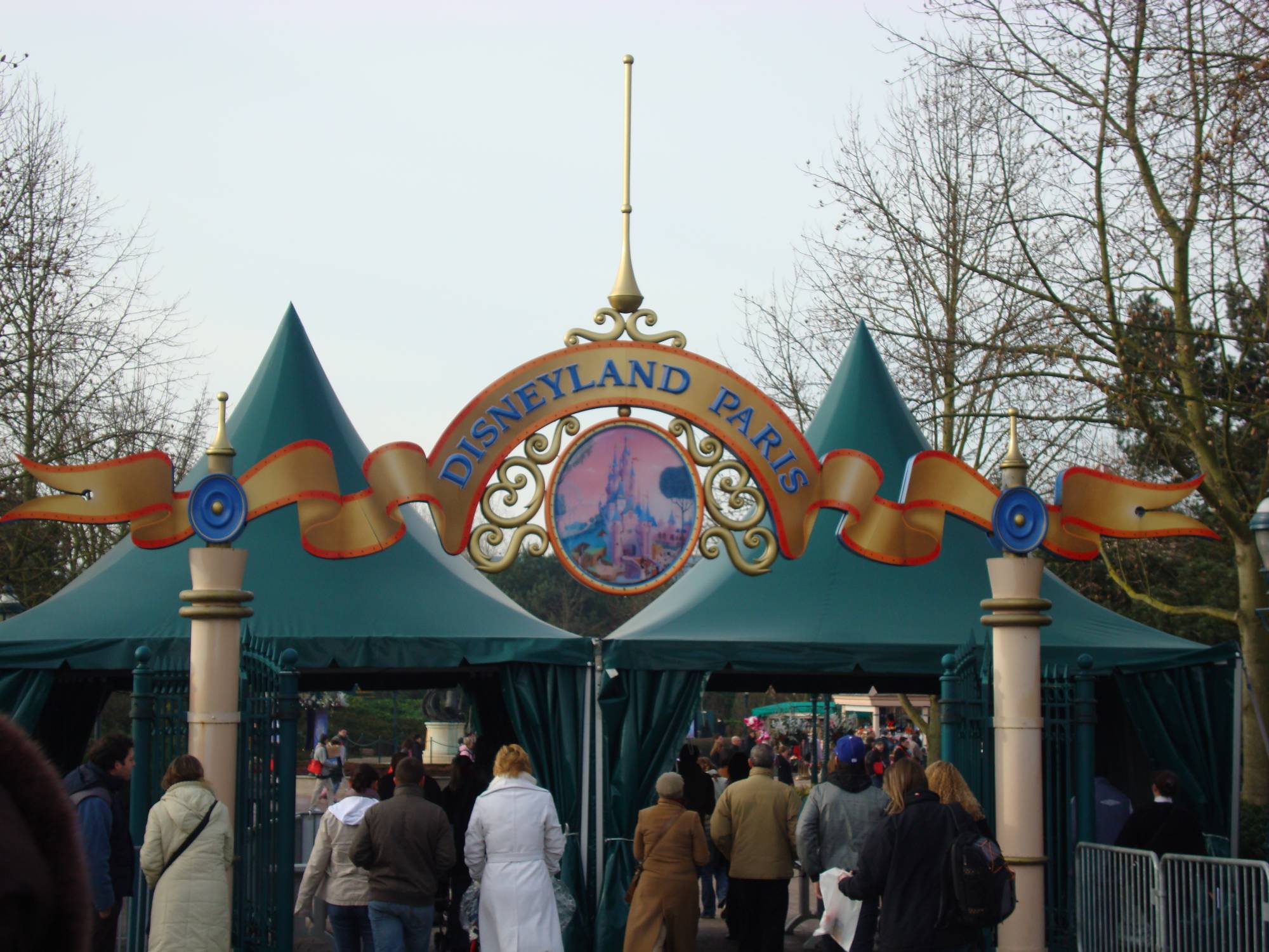 Disneyland Paris - park entrance sign