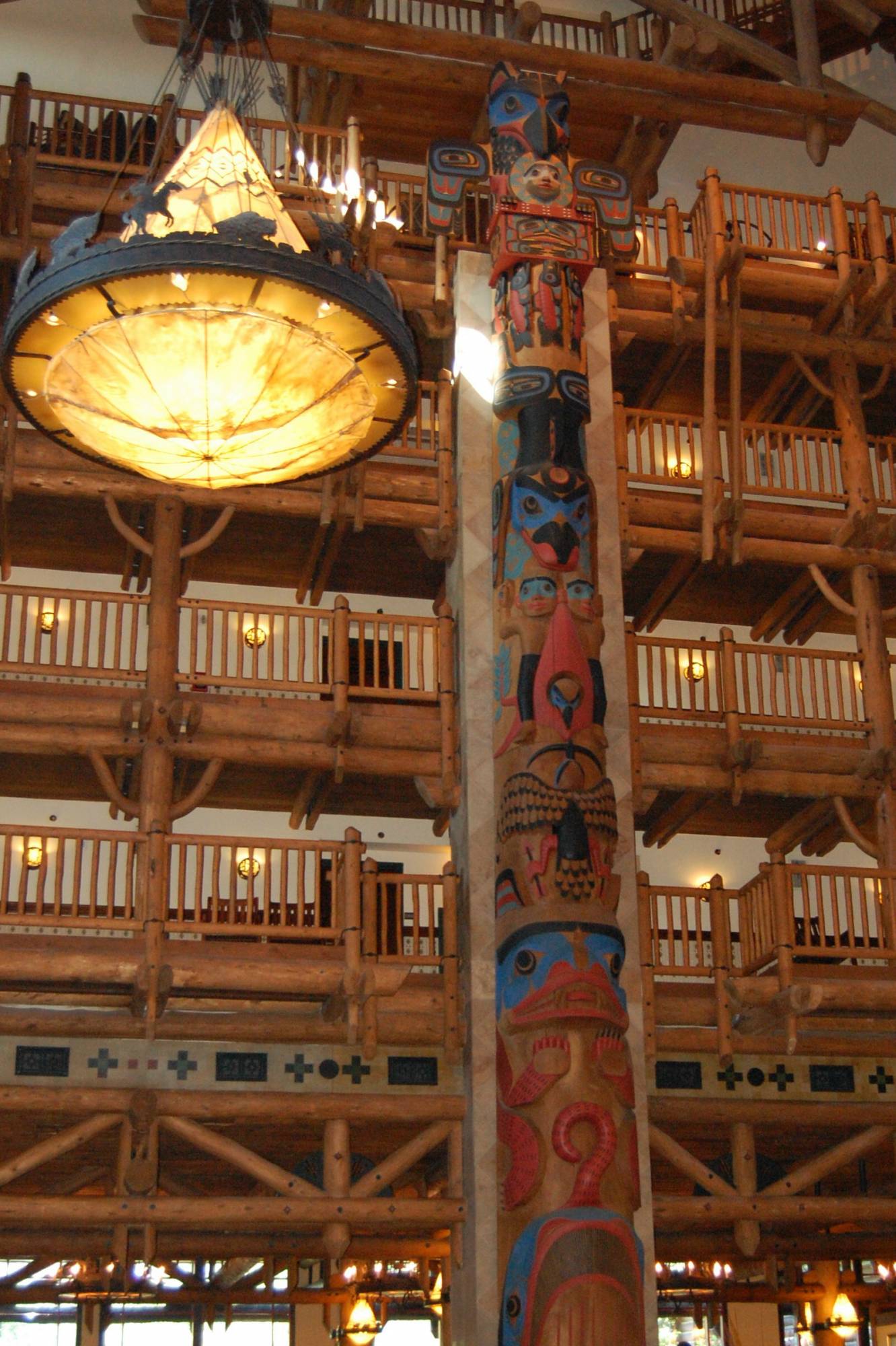 Wilderness Lodge: Lobby: Huge Totem Pole