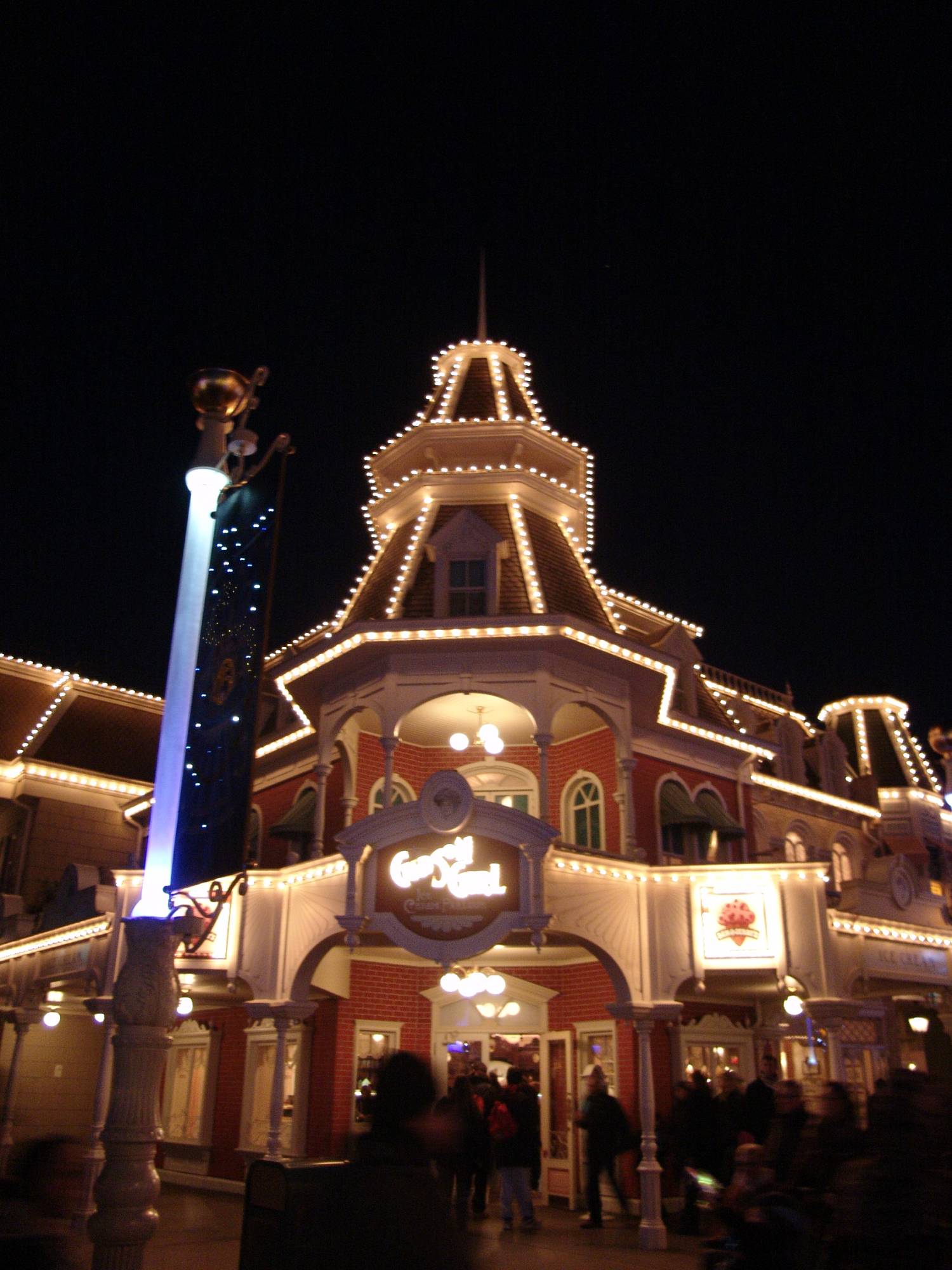 Disneyland Paris - Main Street at night