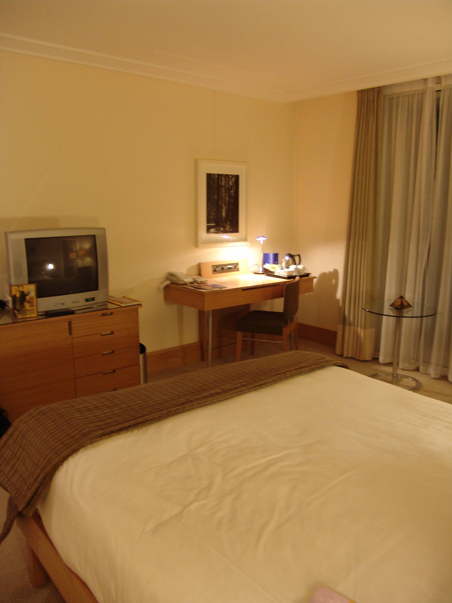 London Gatwick Hilton - bedroom