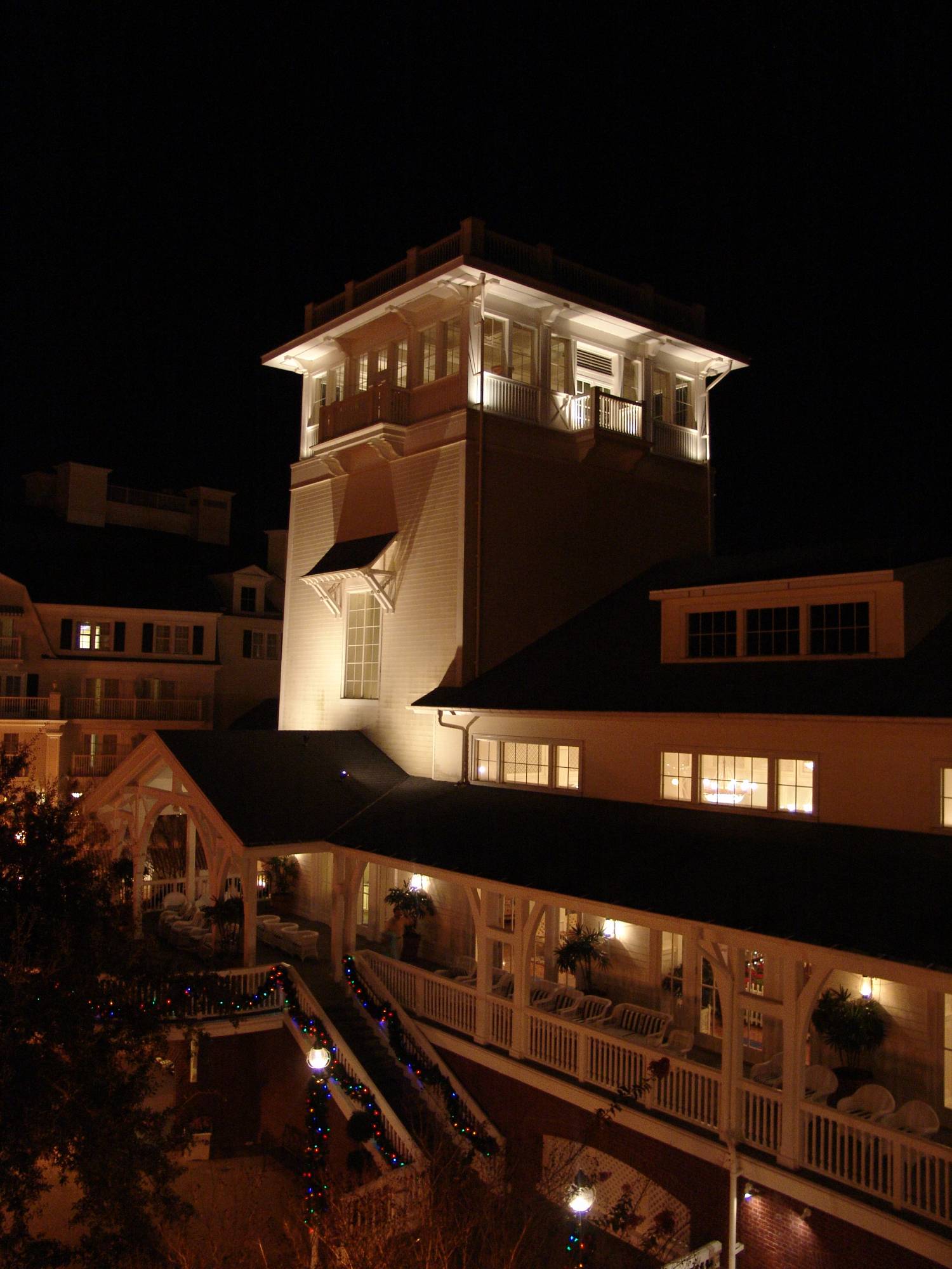 BoardWalk Villas - view over courtyard and Inn at night