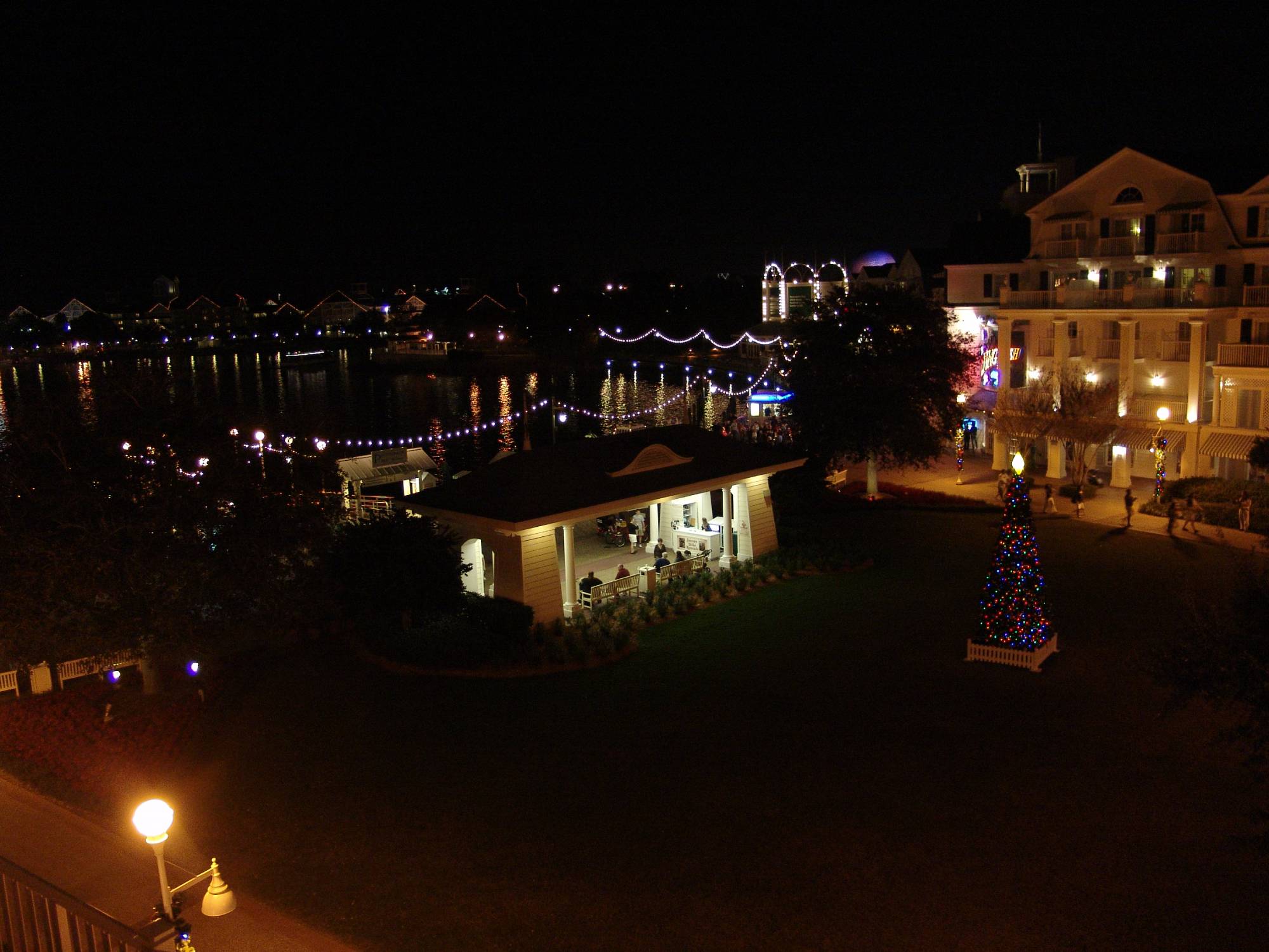 BoardWalk - view over Inn and courtyard at night
