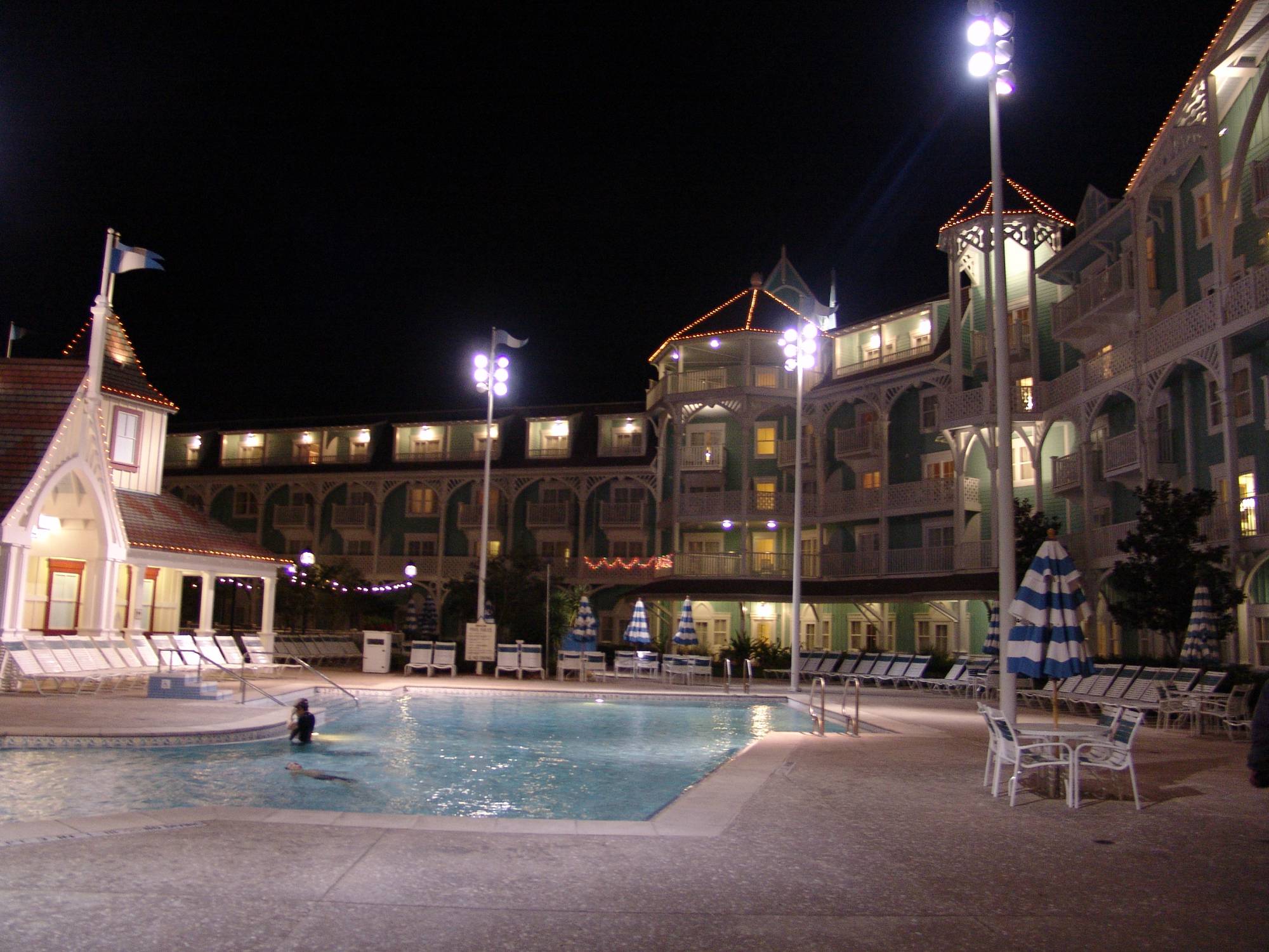 Beach Club Villas - Dunes Cove at night