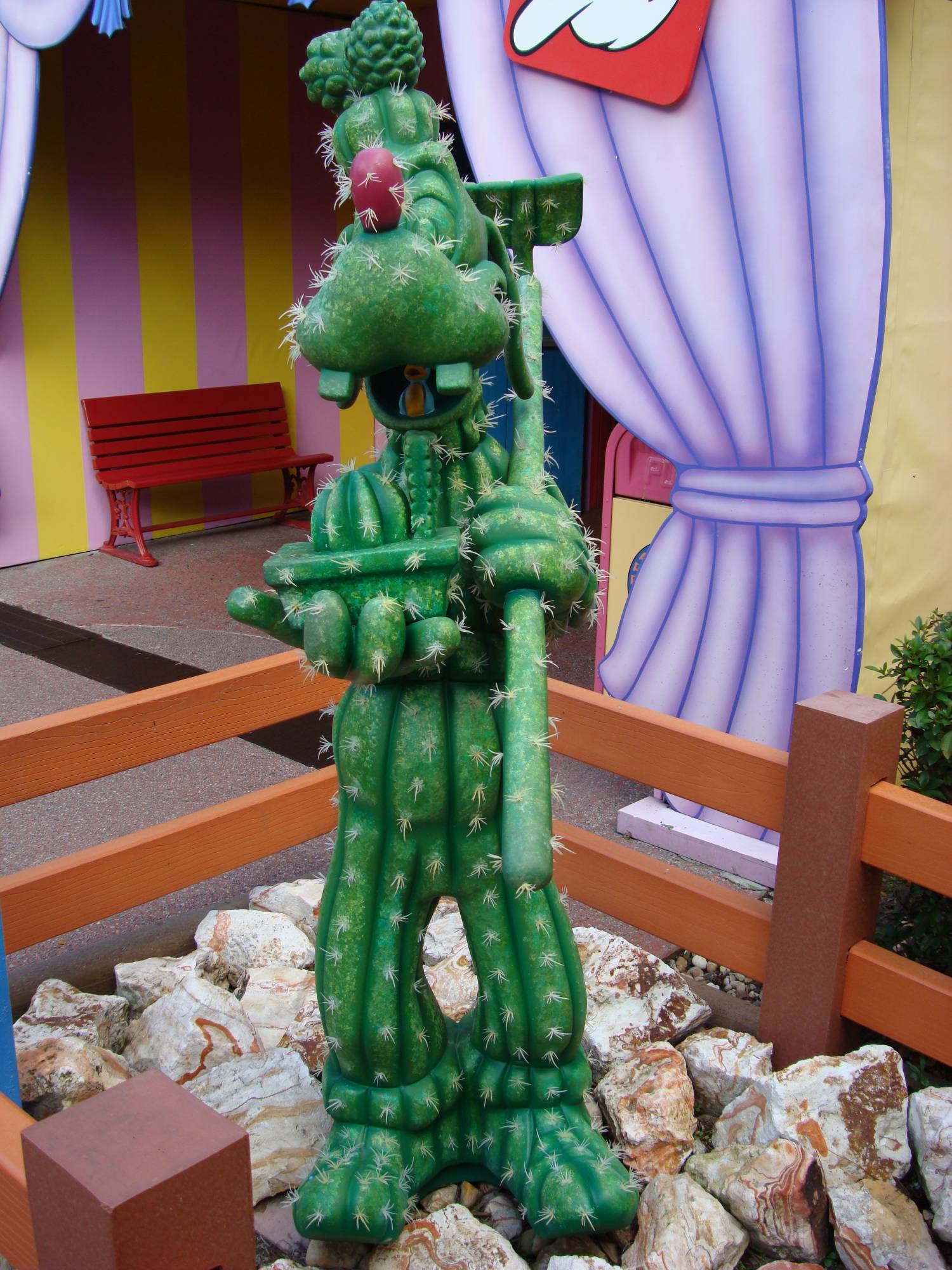 Magic Kingdom - characters in Mickey's House garden