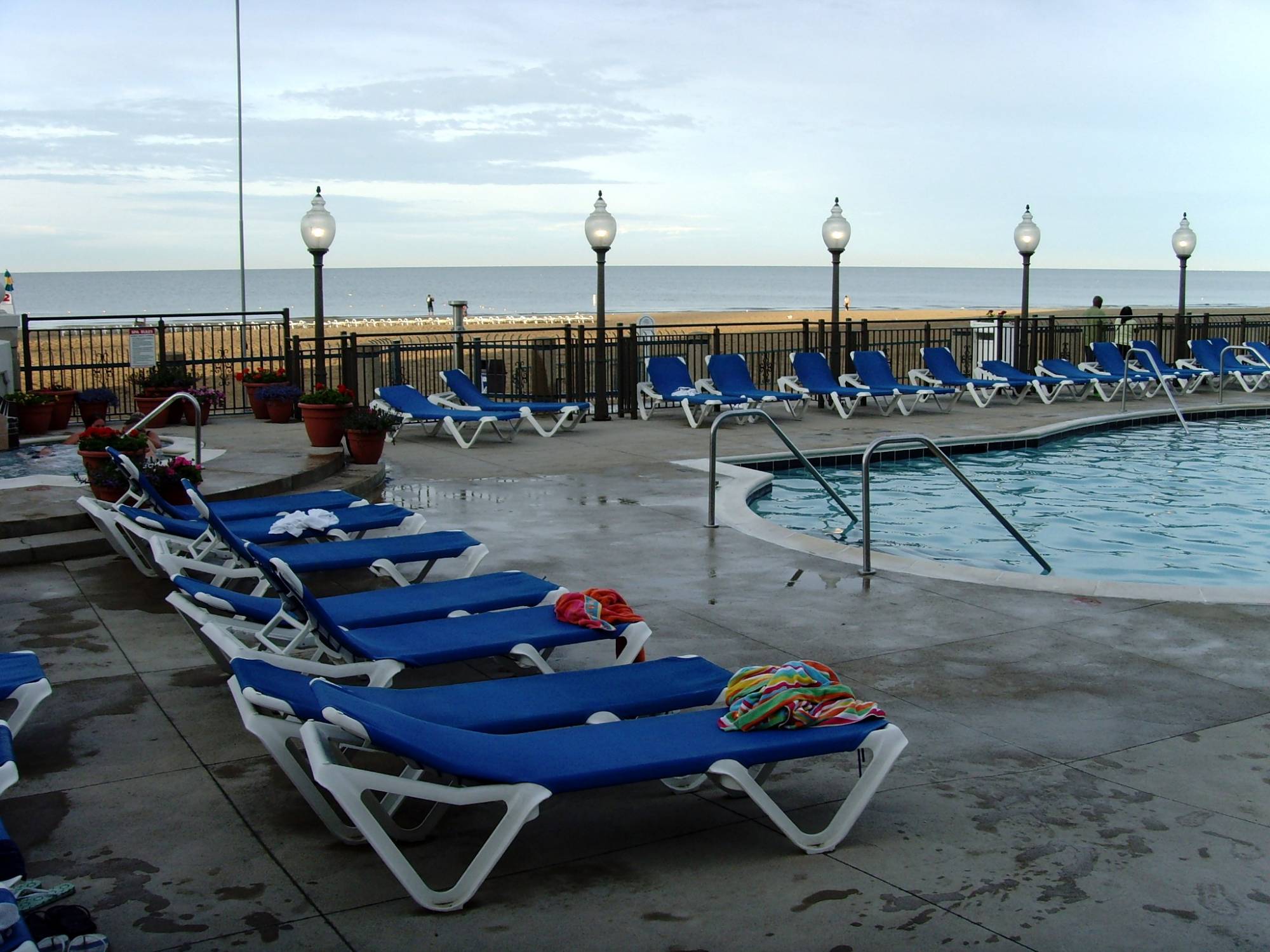 Cedar Point - Hotel Breakers pool